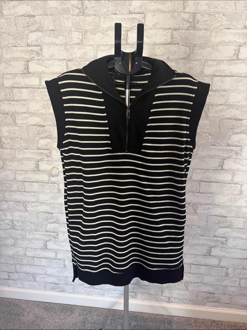 entro Black & White Striped Sleeveless Zip-Up Sweater dress